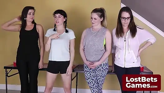 Cesur bir striptiz Hava Pong hareketi rakibinin vuruşunu çıldırtıyor