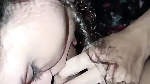 Herkes odada, bu yüzden onu sessiz ve yavaş sikiyorum