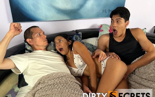 Üvey babamın öğrencilerinden biri olan kız arkadaşını sikiyorum