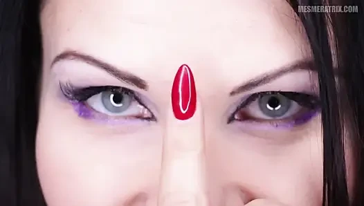 Büyüleyici kırmızı tırnaklar