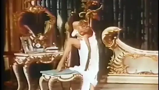 Bazı ateşli retro kızların dans edip kıyafetlerini çıkarlarını izleyin