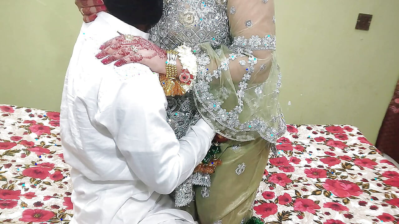 Hintli desi kız düğünden💦 önce sert sikiliyor güzel ateşli kız ko mehndi wali raat he chod diya