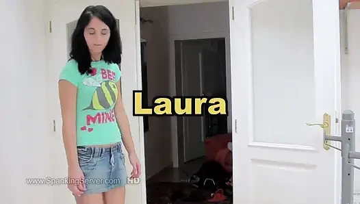 Laura, esmer genç kızın götünü kırbaçlıyor
