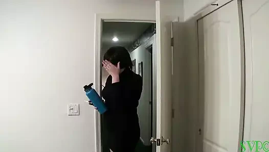 Etli iri güzel kadın erkek arkadaşı için sigara içiyor ve rol oynuyor