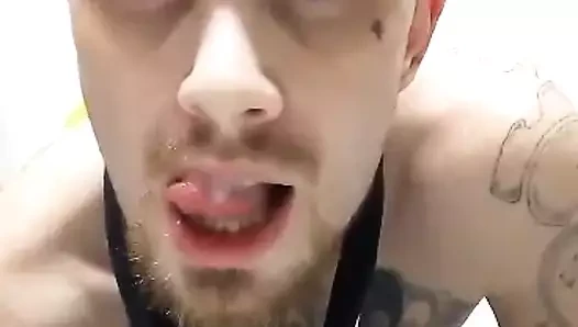 Mahkum mastürbasyon yapıyor ve döl yiyor