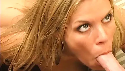 Seksi sarışın büyük bir yarağı ağzına saksoyla boşaltıyor