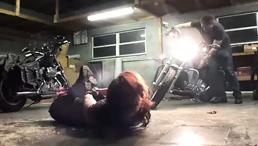 Motorcu kız garajda sikiliyor