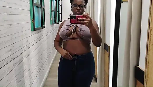 Alışveriş merkezinde kartıyla esnedikten sonra fahişe dizlerimin üstüne çöktükten ve sikini prezervatifsiz emdikten sonra ne yapmam gerektiğini biliyordum - jhodez1