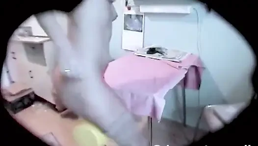 Olgun sürtükler kendilerini parmaklarıyla okşuyor ve üflemeye çalışıyor