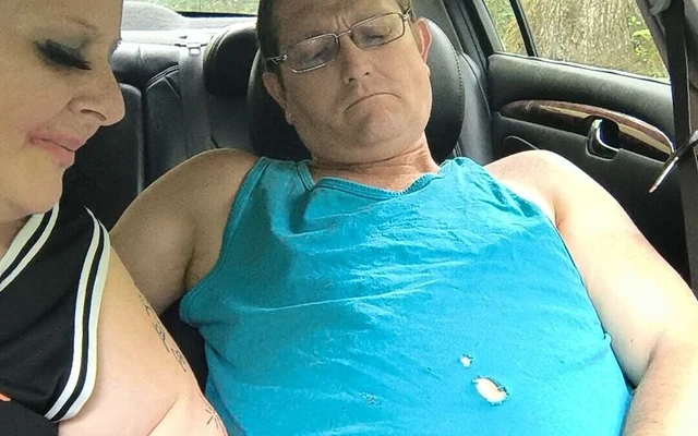 Тайком в лесу, она дрочит его член их застукали?