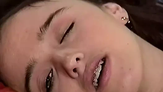 Azgın esmer adamın aletini sürmeden önce bir oyuncakla oynuyor