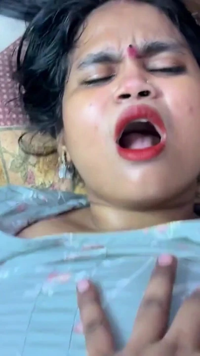 Desi Üvey Kız Kardeş Kendini Okşarken Yakalandı. Üvey Kardeş Dar Amını Sert Sikti. | Bölüm 2