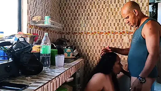 Baldızın götü beni kışkırtıyor ve ona yarağımı veriyorum