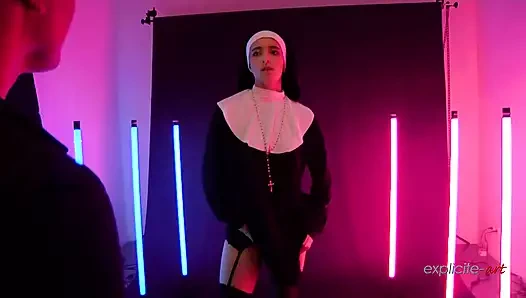 Rahibe gibi giyinmiş kız stüdyoda seks yapıyor