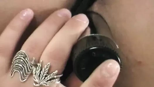 Koyu saçlı Fransız bebek ıslak deliklerine dildo dolduruyor