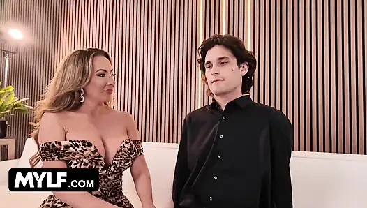 Tombul orta yaşlı seksi kadın Richelle Ryan yepyeni bir adamla sikişiyor ve genç yarağını alıyor