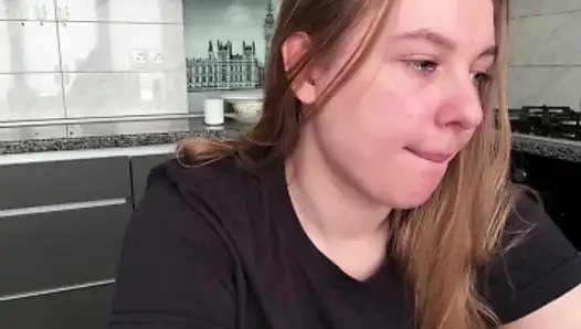 Sekreter Jucielussie ofisteki masasında flört ediyor