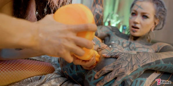 Aşırı anal yumruk sokma seansı yapan kız tam elle canavar oyuncağını açık deliğe alıyor