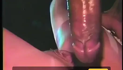Kadın onun için bacaklarını açarken göt deliğini parmaklıyor