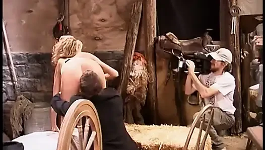 Ateşli porno yıldızları içeride film çekerken iş başında