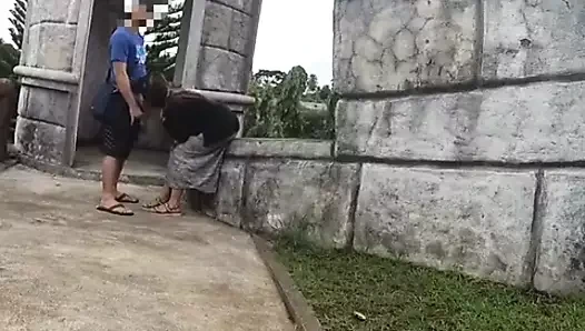 Açık havada emmeyi sever