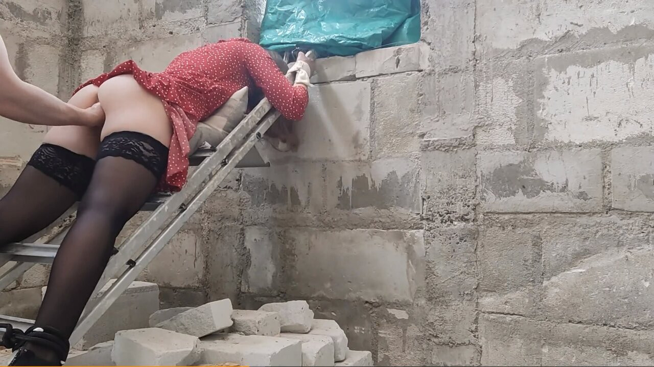 Kapalı bir şantiyeye girdim ve bir güvenlik görevlisi tarafından yakalandım, bunun için beni sertçe yumrukladı ve becerdi.