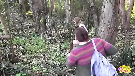 Şehvetli iri güzel kadın arkadaşına çok ihtiyaç duyulan orgazmda yardım etmek istedi