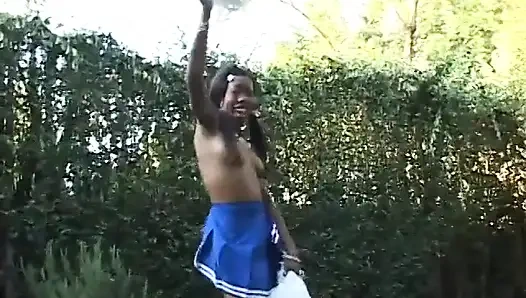 Siyah ponpon kız kanepede sikiliyor