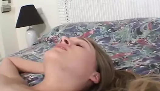 Genç kız yaşlı bir adamın yarağını yalıyor