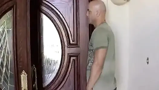 Tombul Kasandra Blue küçük göğüsleriyle masada sikişiyor