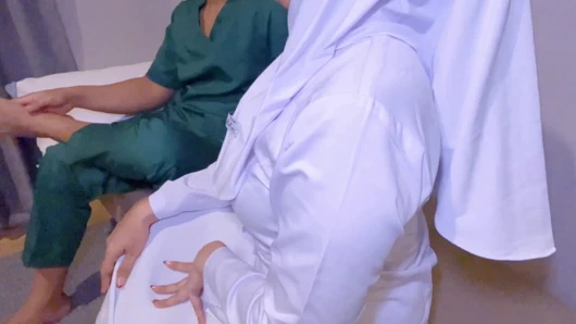 Doktor, vajinasının sıklıkla ıslak olmasından şikayet eden hemşireyi muayene etti.