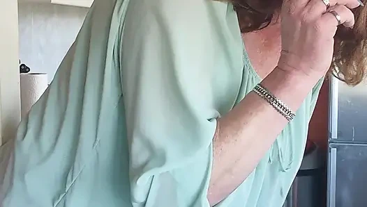 Sigara içerken dildomun tadını çıkarıyorum