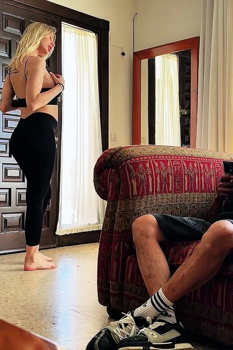 Yoga Pantolonuyla Hamile Karnında Krem Vardı