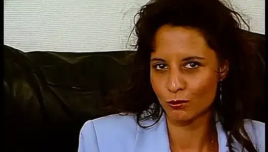 Oyuncu seçmelerinde esmer genç kız amına dildo sokuyor