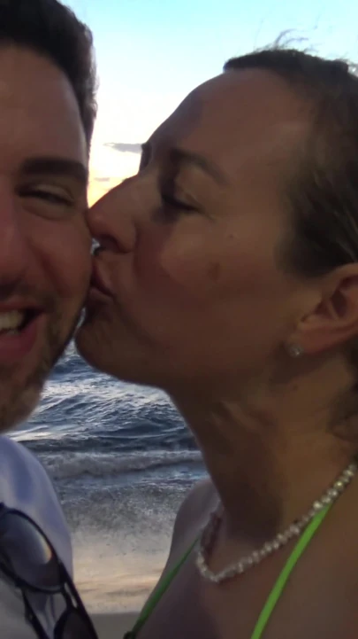 Alman turistin plajda aldığı düzgün vücutlu büyük memeli bir adamla sikişiyor | Klip 1