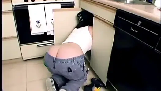 Seksi tesisatçı ateşli büyük götü yutuyor nostaljik