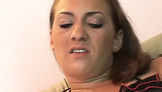 Azgın orta yaşlı seksi kadın kalın yarağı derine alıyor ve dolduruluyor