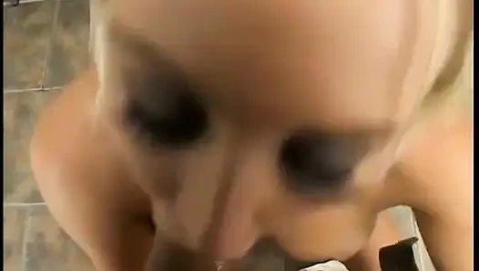 Harika memeli sarışın emme becerilerini gösteriyor ve dölleniyor