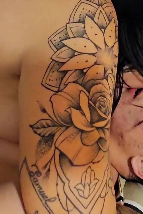 Orta yaşlı seksi kadın tatuada graba un video porno