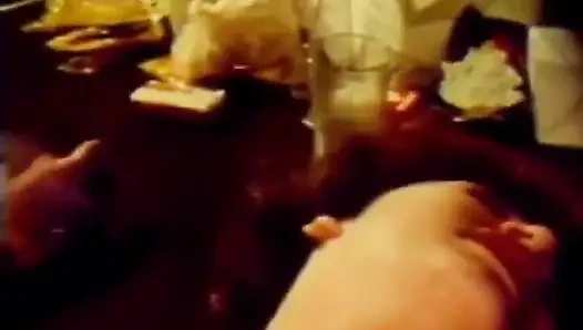 Büyük memeli piliçlerle eski nostaljik sikiş