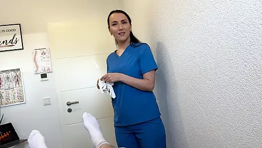 Ele gozou duas vezes na mesa de massagem - punheta e boquete