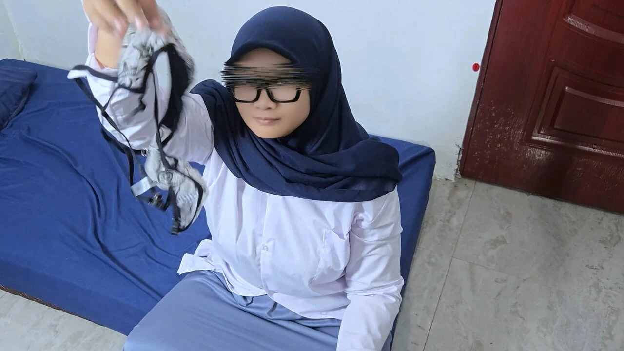 Pego enquanto masturba com calcinha da meia-irmã acaba com asiática hijab estudante boca cheia de porra - Minokiiko
