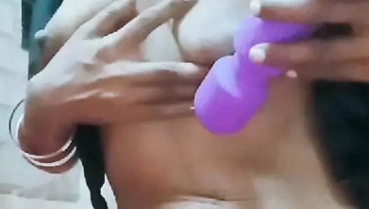 Hintli kadın vibratörle kendi kendine orgazm oluyor