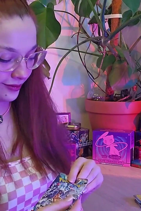 Asmr oyuncakları sevimli kızıl saçlıyı çekiyor