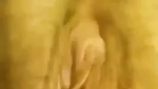 Yerel sürtük ıslak kedi ile oynuyor