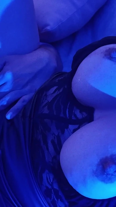 Mavi ışık altında ateşli latin orta yaşlı seksi kadın oral seks yapıyor, dildo mastürbasyonu ve orgazm ile sulu sıvılar