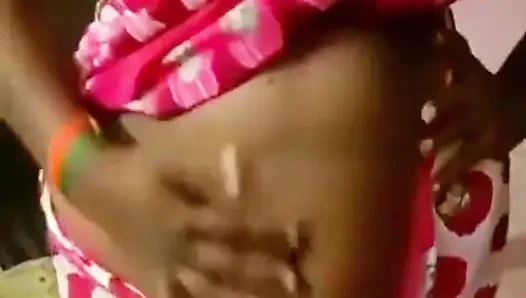 Aldatılan bir koca, seksi Desi karısının sari giymesini istedikten sonra güzelliğine hayran kalıyor.