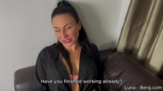 Ateşli oda arkadaşı kanepede baştan çıkarıcı bir şekilde yayılıyor - komşu direnemedi ve aç bir şekilde amını yaladı