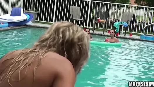 Gerçek sürtük partisi - seksi Sunni Mayweather ve Bridgete havuz partilerini vahşi bir hardcore 4'lü grup sekse dönüştürüyor