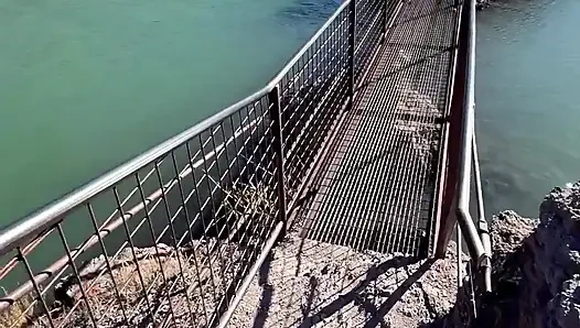 Ayak fetişi açık havada köprü geçişi